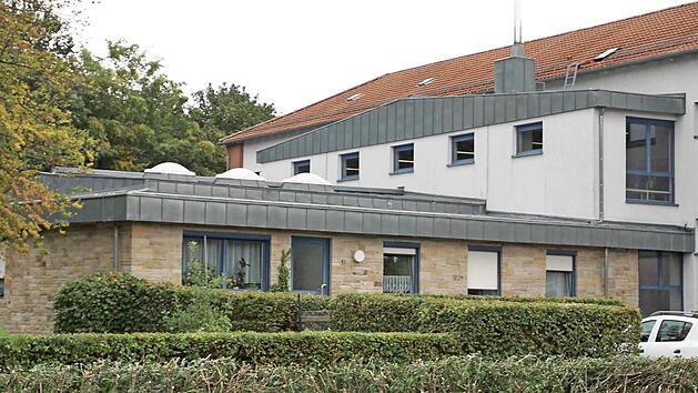 Das abgestufte Titanzinkblechdach der Grundschule I muss dringend saniert werden. Foto: Richard S&auml;nger