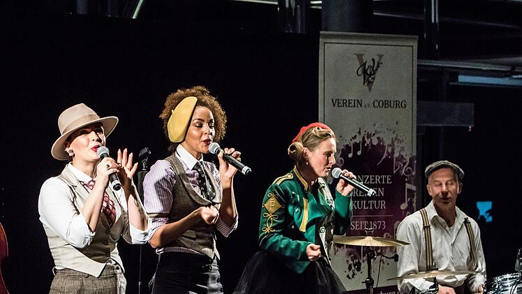 Weihnachtskonzert mit manchen Überraschungen: "The Cool Cats" beim Coburg-Gastspiel beim "Verein".Foto: Jochen Berger