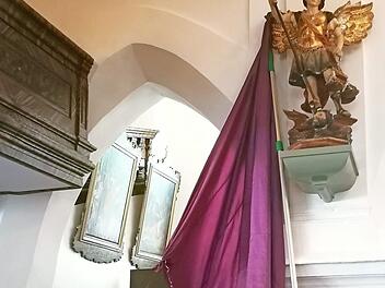 Mesnerin Andrea Vogel (r.) musste ein wenig nachhelfen, als Margaretha Söhnlein die Figur St. Michaels enthüllte. Foto: Monika Urbasik