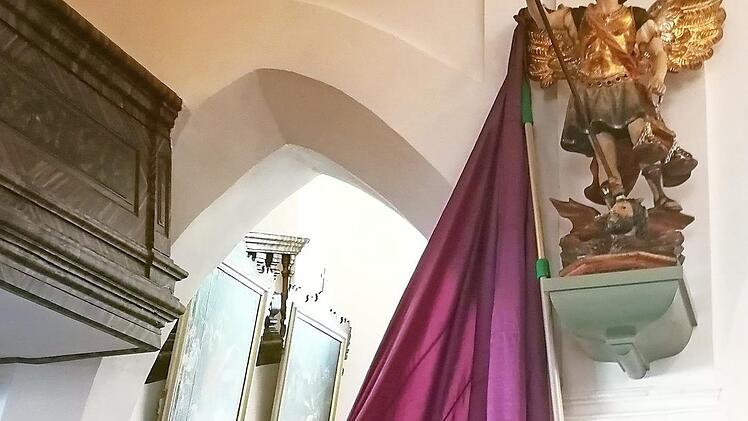 Mesnerin Andrea Vogel (r.) musste ein wenig nachhelfen, als Margaretha Söhnlein die Figur St. Michaels enthüllte. Foto: Monika Urbasik