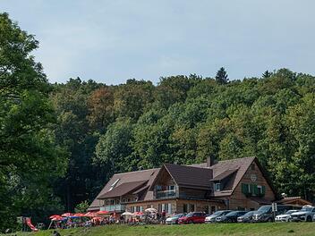 Jede Menge los war in diesem Jahr an sonnigen Wochenenden in der Rh&ouml;n, wie hier an der Th&uuml;ringer H&uuml;tte. Die Gastwirte haben heuer vielfach ihre traditionelle Herbstruhe nach hinten verschoben.