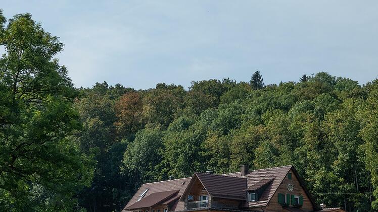 Jede Menge los war in diesem Jahr an sonnigen Wochenenden in der Rh&ouml;n, wie hier an der Th&uuml;ringer H&uuml;tte. Die Gastwirte haben heuer vielfach ihre traditionelle Herbstruhe nach hinten verschoben.