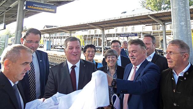 Henry Schramm und Klaus Peter S&ouml;llner (vorne, von rechts) gaben Verkehrsminister Christian Bernreiter (Dritter von links) einige W&uuml;nsche mit auf den Weg.