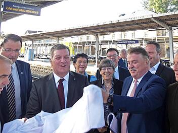 Henry Schramm und Klaus Peter Söllner (vorne, von rechts) gaben Verkehrsminister Christian Bernreiter (Dritter von links) einige Wünsche mit auf den Weg.