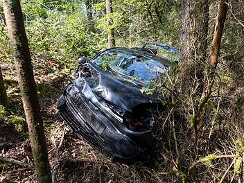 B303 bei Weitramsdorf: Vollsperrung nach schwerem Unfall im Begegnungsverkehr