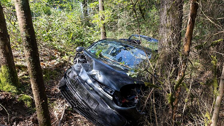 B303 bei Weitramsdorf: Vollsperrung nach schwerem Unfall im Begegnungsverkehr