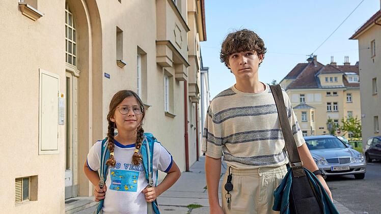 Lena (Ariana Stöckle) und Tino Breuer (Leopold Pallua) müssen viel im Alltag leisten.
