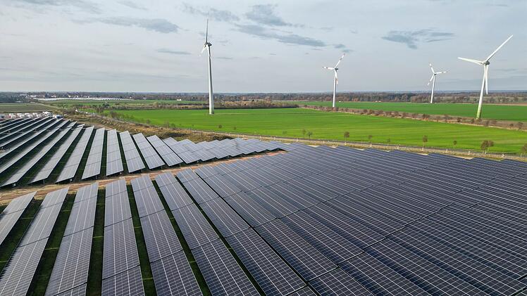 Windräder hinter Solarpark
