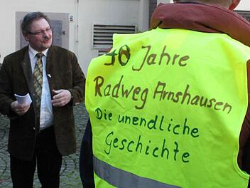 Staatssekretär Gerhard Eck kam mit der Zusage, dass mit dem Bau des Fuß- und Radwegs nach Arnshausen im kommenden Jahr begonnen wird. Fotos: Mäuser