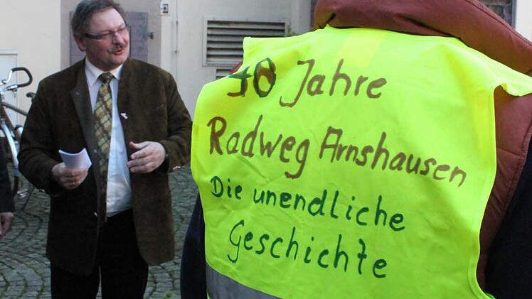 Staatssekretär Gerhard Eck kam mit der Zusage, dass mit dem Bau des Fuß- und Radwegs nach Arnshausen im kommenden Jahr begonnen wird. Fotos: Mäuser