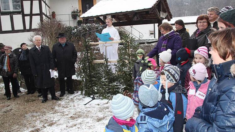 Weihnachtsmarkt Aufseß: Christkind Eva Nikol spricht den Prolog.  Foto: Georg Wolf