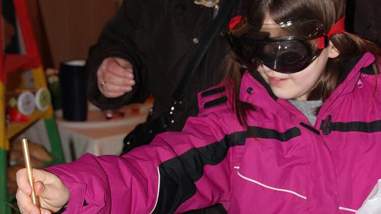 Lisa und Mutter Anja Löffler stellten fest, dass es mit einer so genannten Rauschbrille nicht leicht ist, einen Stab in eine Flasche zu bugsieren.