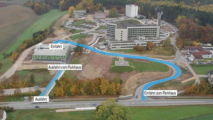 Die Luftaufnahme zeigt die Ein- und Ausfahrt zum neuen Parkhaus am Krankenhaus. Der Klinikneubau wird oberhalb des Parkhauses entstehen.
