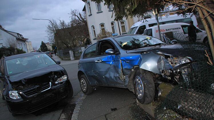 Frontal prallte der VW Touran (links) auf den Kleinwagen eines 18-Jährigen, der aus der Unteren Gartenstraße in die vorfahrtsberechtigte Bahnhofstraße hatte einfahren wollen. Foto: Matthias Einwag