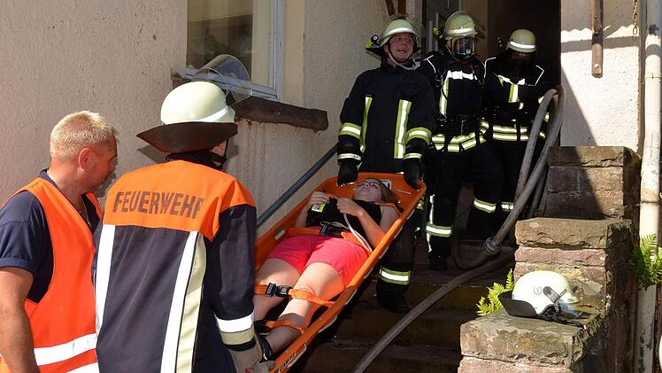Auch der Abtransport eines Brandopfers wurde geprobt.  Foto: Peter Rauch