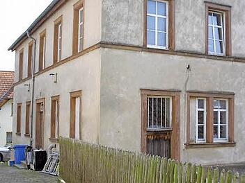 Das 1850 erbaute Schulhaus wird derzeit saniert.  Foto: W. Ehling/Archiv