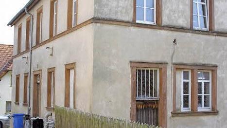 Das 1850 erbaute Schulhaus wird derzeit saniert.  Foto: W. Ehling/Archiv