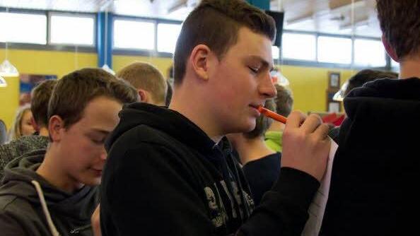 Die Schüler beteiligen sich eifrig am Quiz: