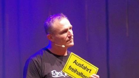 So lieben sie ihn: Der "fränggische" Kabarettist Michl Müller präsentierte sein Programm "Ausfahrt freihalten". Foto: Klaus Werner