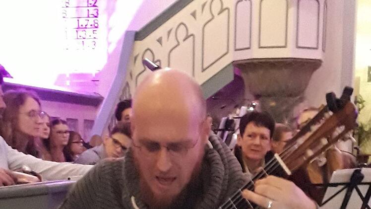 Carlo Hilsdorf trat mit sehr begabtem Gitarrennachwuchs auf. Foto: Diana Leitsch