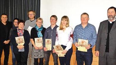 Eine Ehrung für langjährige Mitarbeit in den Kirchengemeinden Rentweinsdorf und Salmsdorf erhielten diese Gemeindemitglieder durch den Dekan des Dekanats Rügheim, Jürgen Blechschmidt (rechts).