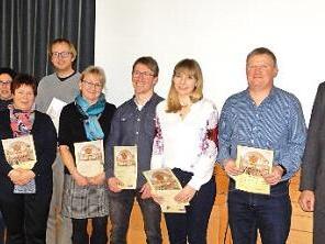 Eine Ehrung f&uuml;r langj&auml;hrige Mitarbeit in den Kirchengemeinden Rentweinsdorf und Salmsdorf erhielten diese Gemeindemitglieder durch den Dekan des Dekanats R&uuml;gheim, J&uuml;rgen Blechschmidt (rechts).