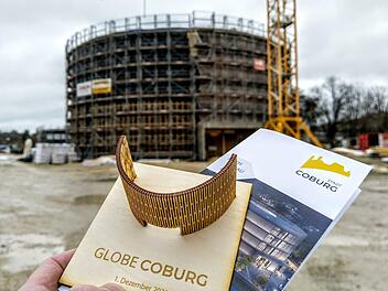 Ein halbes Mini-Globe war das Erinnerungsgeschenk zum Richtfest.