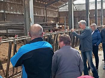 Im Stall erläutert Klaus Gründel, wie die Bio-Kühe gehalten werden.