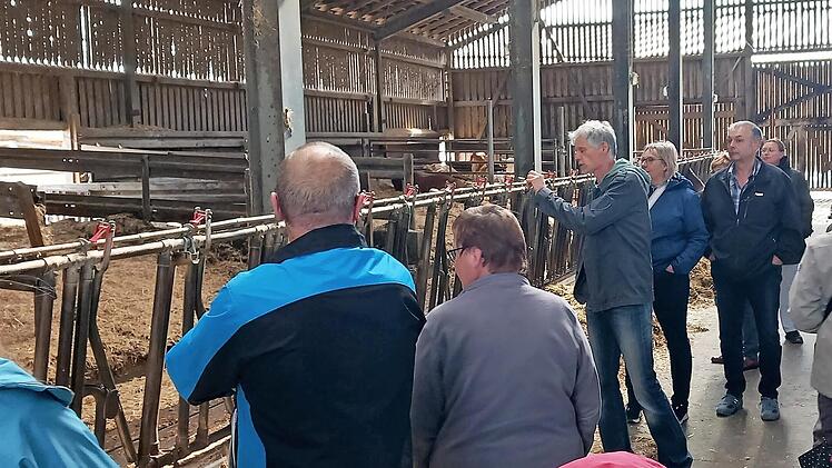 Im Stall erläutert Klaus Gründel, wie die Bio-Kühe gehalten werden.