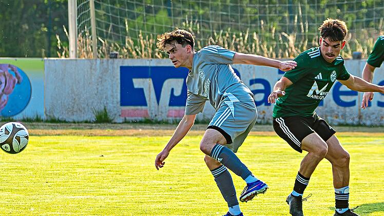 Youngster Lorenzo Caputi (rechts) brachte die Mainleuser im Kreisderby gegen den FC Neuenmarkt in F&uuml;hrung. Doch am Ende schnappten sich die &bdquo;Eisenbahner&ldquo; um Johannes Hofmann (links) die drei Punkte.Monika Limmer