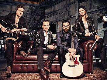 Einer dieser vier wird am Freitag The Voice of Germany: Nick Howard (Team Rea), Michael Lane (Team Xavier), James Borges (Team BossHoss) und Isabell Schmdt (Team Nena). Foto: SAT.1/ProSieben/Bernd Jaworek