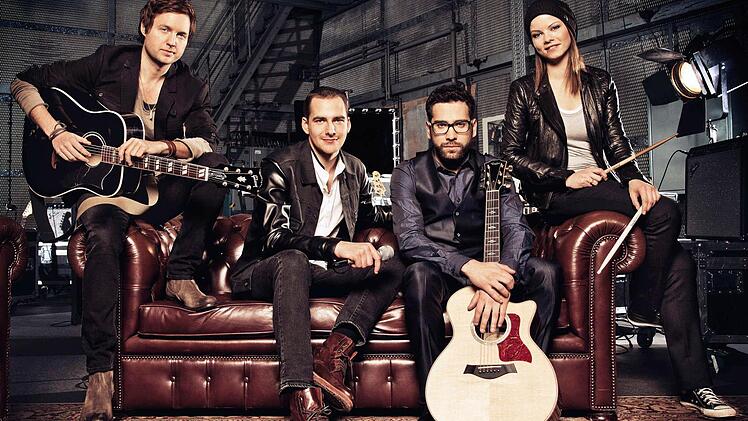 Einer dieser vier wird am Freitag The Voice of Germany: Nick Howard (Team Rea), Michael Lane (Team Xavier), James Borges (Team BossHoss) und Isabell Schmdt (Team Nena). Foto: SAT.1/ProSieben/Bernd Jaworek