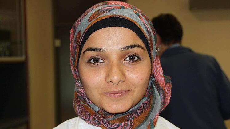 Vor drei Monaten ist die 21-jährige Thouraya Madaraty aus Syrien nach Deutschland gekommen. Sie lebt in der Gemeinschaftsunterkunft in Ebenhausen und ist froh, dass sie in die Klasse in der Berufsschule aufgenommen wurde. Bisher hat sie nur ganz geringe Deutsch-Kenntnisse und verständigt sich meistens auf Englisch mit Lehrern und Mitschülern. Ihr Wissen aus der Schule versucht sie dann mit Mitbewohnern und über Gespräche in Ebenhausen auszubauen.