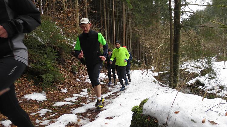 Thomas Lauterbach auf Schneepfaden am Schlackenmühlbach. Foto: Michael Kraus
