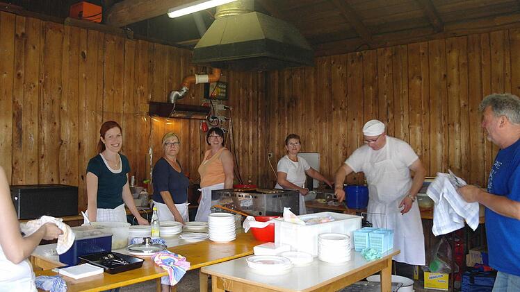 Das Küchenteam schwitzte zwischen Bratwürstchen und gefüllter Lende: Sabrina Heberlein, Margot Jung, Silvia Jung, Christine Slawiak, Gebhard Bauer und Wolfgang Jung. Foto: Stephanie Elm