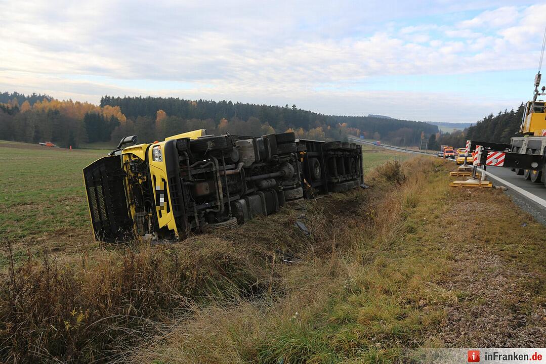 A72: Lkw kippt bei Köditz um