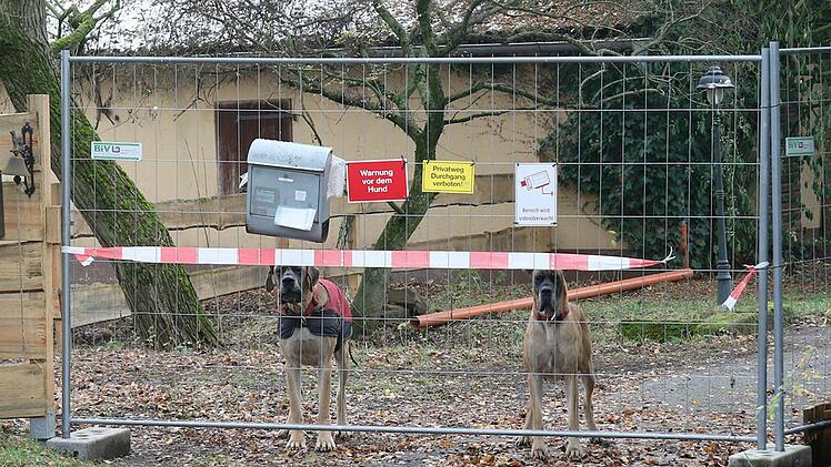 Kein Durchkommen: Es ist rechtlich unstrittig, dass der Weg durch die Weidenmühle als Privatgrund gesperrt werden kann. Deshalb überlegt Bürgermeister Rolf Rosenbauer, ob eine neue Brücke über die Itz eine Verbindung zwischen Scherneck und Untersiemau ermöglichen könnte. Foto: Michael Stelzner