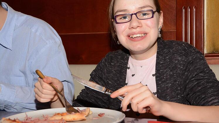 Lisa-Marie hat sich schon lange auf die Einladung in die Pizzeria "Alla Rustica" gefreut. Foto: Dagmar Besand