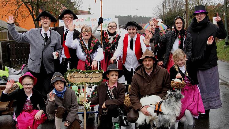 Die Landjugend Pettstadt ganz fesch in ihren verschiedenen Trachten. Foto: Günther Geiling