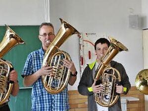 Registerproben fanden am Wochenende im Martin-Pollich Gymnasium in Mellrichstadt statt. So probten auf unseren Bild die Musiker auf dem Wald- und Tenorhörner ebenso wie am Bariton. Die Leitung dieser Registerproben haben jeweils Schülerinnen und Schüler der Berufsfachschule für Musik Bad Königshofen übernommen.  Foto: Hanns Friedrich