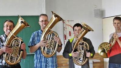 Registerproben fanden am Wochenende im Martin-Pollich Gymnasium in Mellrichstadt statt. So probten auf unseren Bild die Musiker auf dem Wald- und Tenorhörner ebenso wie am Bariton. Die Leitung dieser Registerproben haben jeweils Schülerinnen und Schüler der Berufsfachschule für Musik Bad Königshofen übernommen.  Foto: Hanns Friedrich