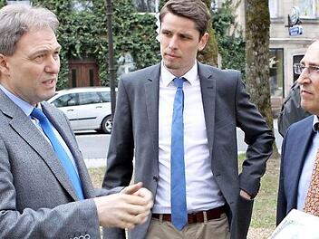 Beim Besuch in Teuschnitz waren sowohl die Gäste vom Bundesministerium für Landwirtschaft als auch der Bundesanstalt für Landwirtschaft und Ernährung beeindruckt. Landrat Löffler, Netzwerkmanager Oliver Plewa und Zweiter Bürgermeister Stephanus Neubauer (v. l.) führten durch die Stadt.  Foto: Michael Wunder
