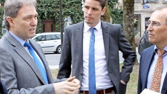 Beim Besuch in Teuschnitz waren sowohl die Gäste vom Bundesministerium für Landwirtschaft als auch der Bundesanstalt für Landwirtschaft und Ernährung beeindruckt. Landrat Löffler, Netzwerkmanager Oliver Plewa und Zweiter Bürgermeister Stephanus Neubauer (v. l.) führten durch die Stadt.  Foto: Michael Wunder