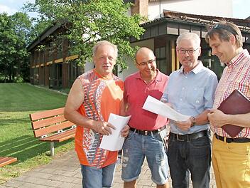 Hansi Hümmer, Uwe Ehrhardt und Andy Sesselmann haben mit Bürgermeister Wolfrum ein Konzept für das Sommerfest der Faschingsgesellschaft rund um die Steinachtalhalle ausgeklügelt. Foto: Sonny Adam