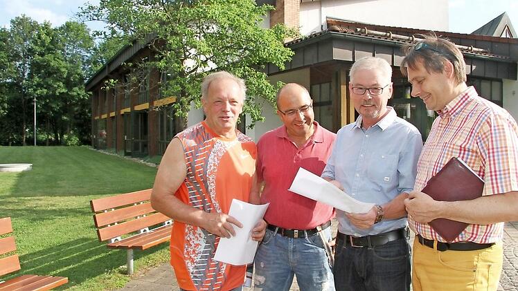 Hansi Hümmer, Uwe Ehrhardt und Andy Sesselmann haben mit Bürgermeister Wolfrum ein Konzept für das Sommerfest der Faschingsgesellschaft rund um die Steinachtalhalle ausgeklügelt. Foto: Sonny Adam