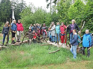 Viel Freude hatten Erzieherinnen verschiedener Kindertagesstätten aus dem Landkreis Kronach bei der Exkursion "Waldpädagogik" des Jugendwaldheims Lauenstein.  Foto: Karl-Heinz Hofmann