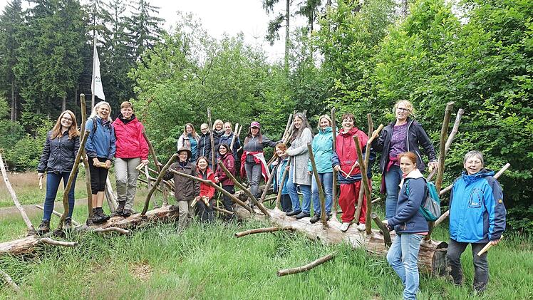 Viel Freude hatten Erzieherinnen verschiedener Kindertagesstätten aus dem Landkreis Kronach bei der Exkursion "Waldpädagogik" des Jugendwaldheims Lauenstein.  Foto: Karl-Heinz Hofmann