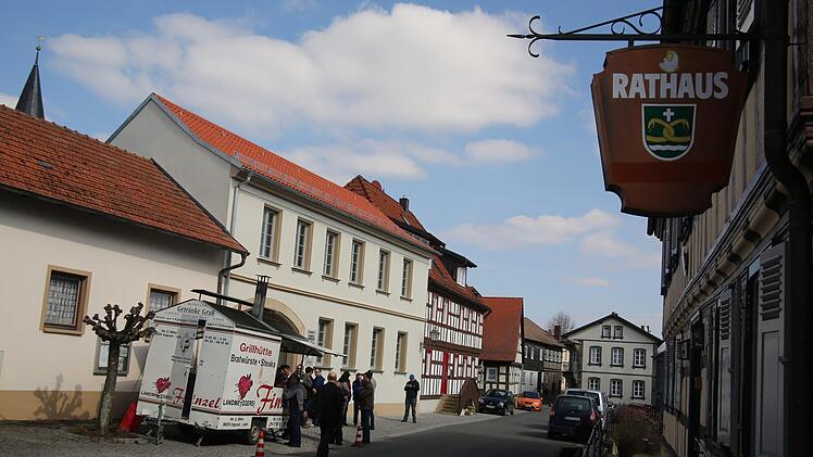 Mit der Sanierung des Anwesens Marktplatz 7 und Umbau zur Bürgerwerkstatt ist mitten in Untermerzbach, gleich gegenüber des Rathauses, ein Schmuckstück entstanden. Am Samstag wurde der neue Treffpunkt eingeweiht. An der Fassade fallen der schöne, freigelegte Sandsteinboden und Jugendstilelemente ins Auge. Foto: Bettina Knauth