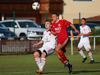Der VfR Johannisthal und Dieter Stadelmann (rotes Trikot) wollen beim SCW Obermain die ersten Punkte in dieser Saison holen, während Johannes Bauer mit dem TSV Weißenbrunn  Burgkunstadt erwartet. H. Weiß