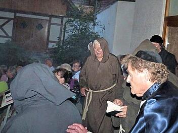 Alois Dechant bei seinem Gastauftritt in der "Wanderhure" in einer Mönchskutte  Fotos: Werner Reißaus